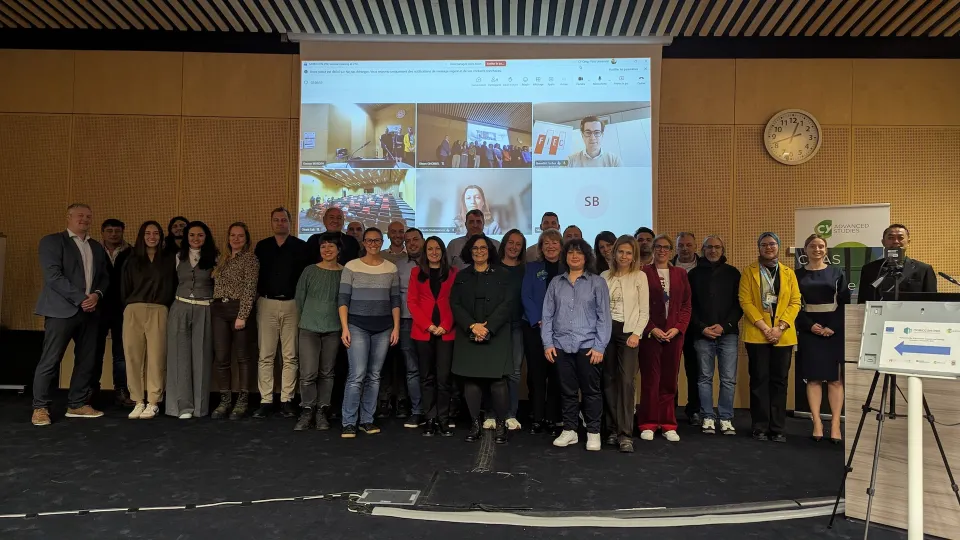 Photo de groupe des participants à la journée de recherche autour du projet MOBICCON-PRO