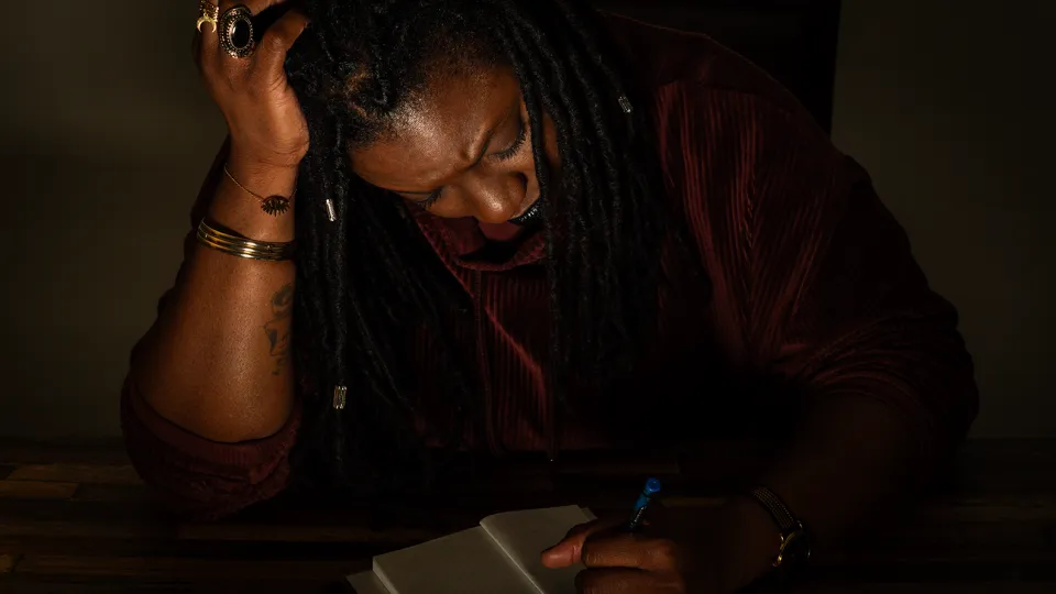 Photo de l'artiste Syamka en train d'écrire